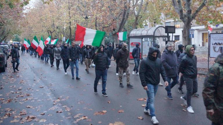 Tra slogan nazionalisti e controcori, la città blindata per il corteo Remigrazione
