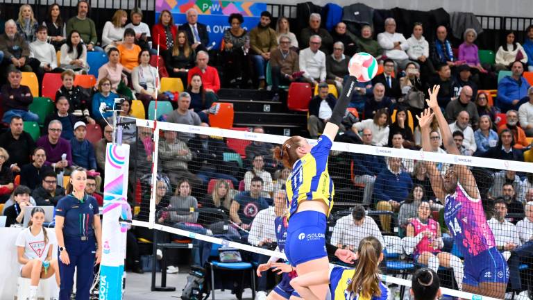 Elizaveta Kochurina contro il muro di Nwakalor nel match tra Savino Del Bene e Omag-Mt