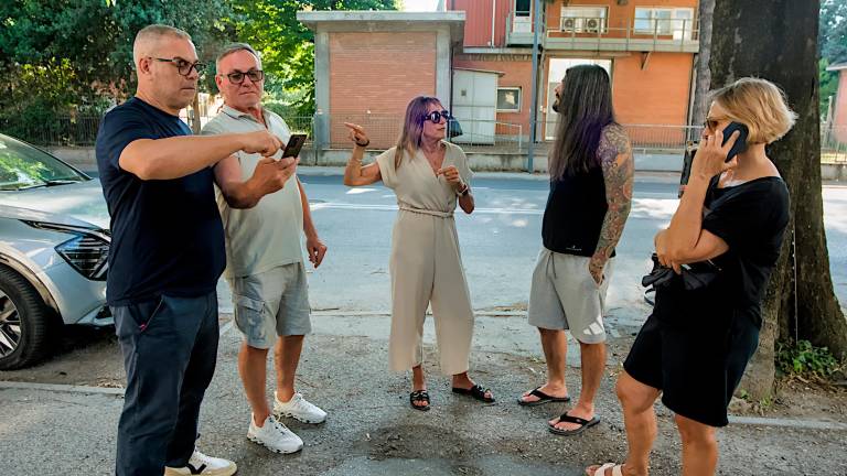 Ravenna, la protesta: “Ostaggi della puzza di fogna in strada”