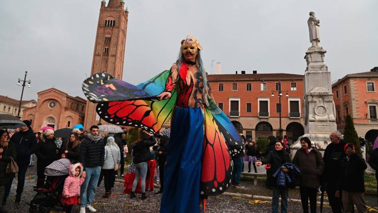 Forlì. “Il Carnevale dei desideri” ha riempito piazza Saffi con spettacoli, musica, colori e tanta allegria FOTOGALLERY