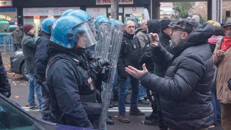 Tra slogan nazionalisti e controcori, la città blindata per il corteo Remigrazione