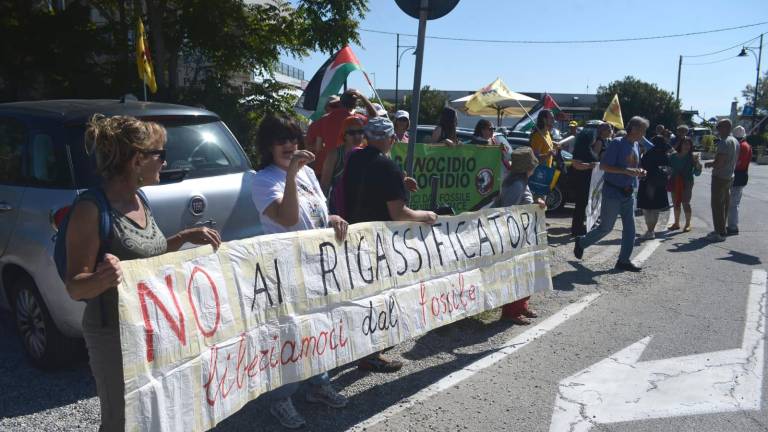Ravenna, manifestazione a Punta Marina contro il rigassificatore - Gallery