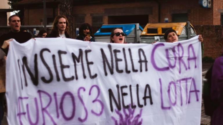 Manifestanti di un corteo transfemminista