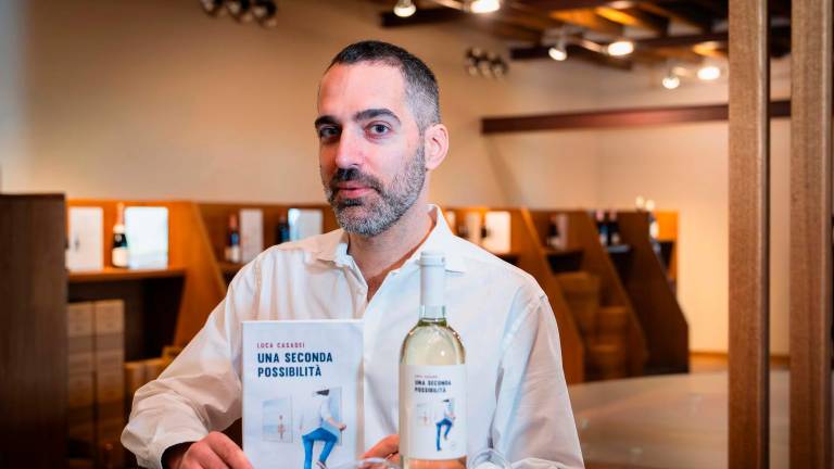 Luca Casadei col suo nuovo romanzo e il vino imbottigliato per l’occasione