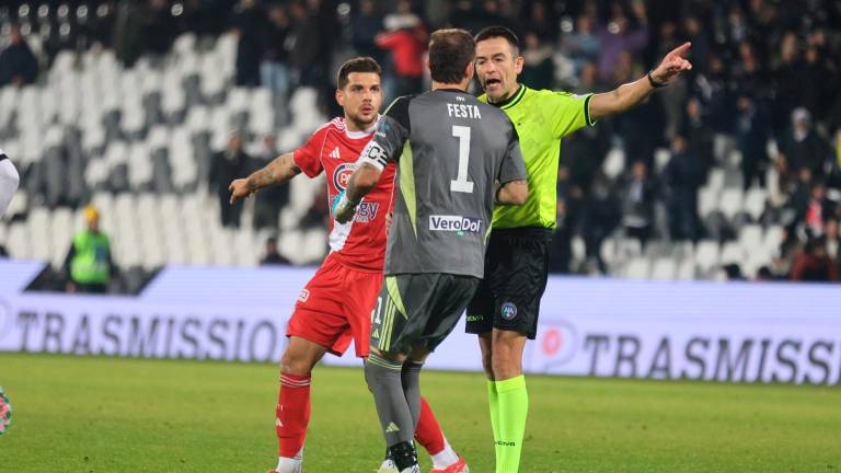 Tommaso Maggioni con Marco Festa e l’arbitro Antonio Rapuano (Zanotti)