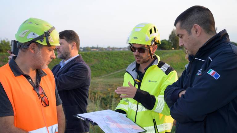 A destra il presidente della Regione Michele De Pascale durante la visita di ieri