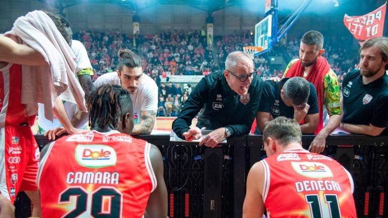 Sandro Dell’Agnello durante un time-out contro la Fortitudo: la Dole vuole sfruttare il doppio turno casalingo per risalire ancora la classifica (Morosetti)
