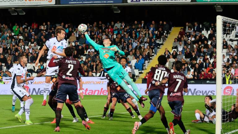 Massimiliano Mangraviti anticipato dal portiere Edoardo Motta (Zanotti)