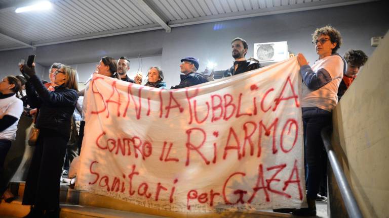 La Romagna per Gaza: in 3mila a Ravenna al flash mob del personale sanitario con torce e lampade