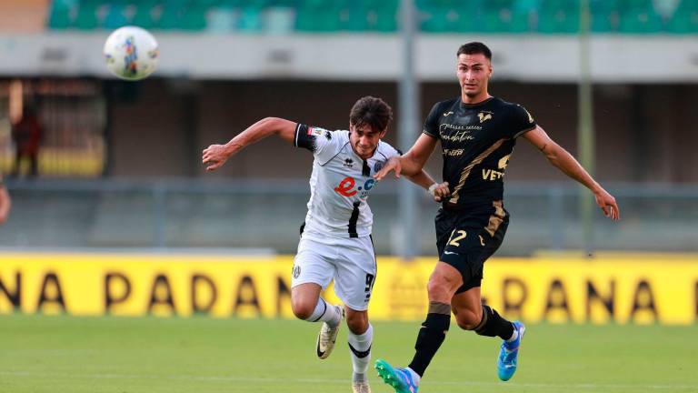 Cristian Shpendi sfugge al controllo di Dario Coppola nella sfida di sabato al Bentegodi di Verona foto luigi rega