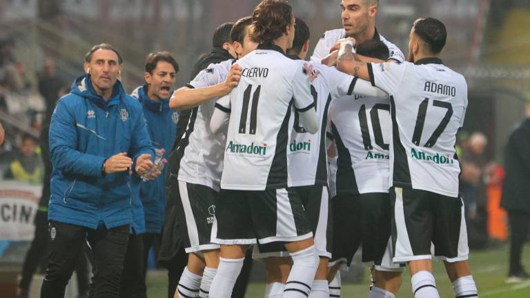 Davide Campofranco e Simone Vergassola dopo il gol di Simone Bastoni (foto Zanotti)