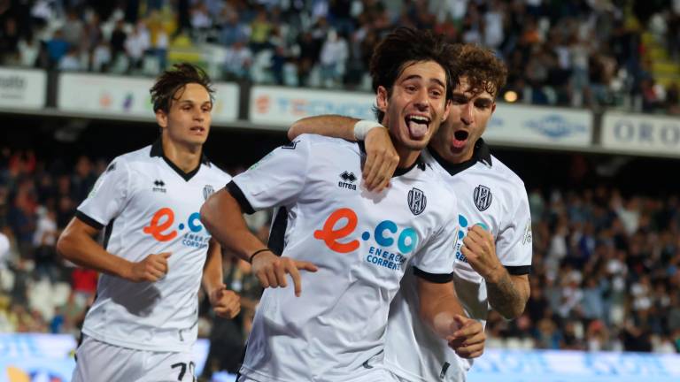 Francesconi e Celia festeggiano Shpendi dopo l’1-0 (Zanotti)