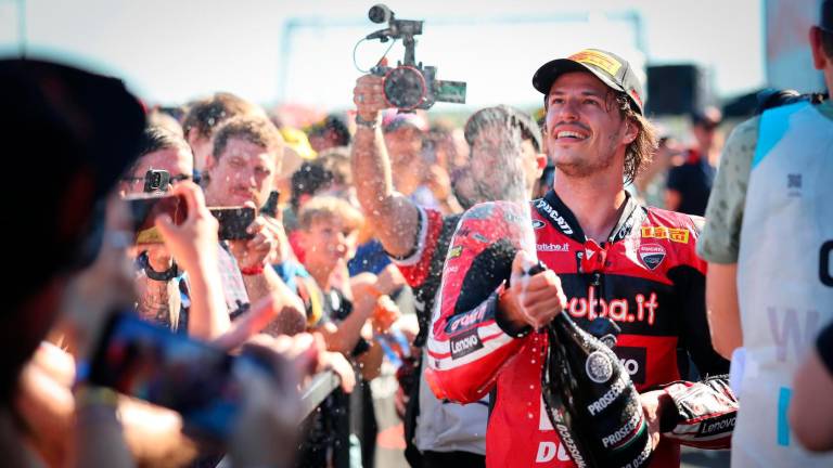Nicolò Bulega stappa lo spumante: una scena che si ripete a ogni gara