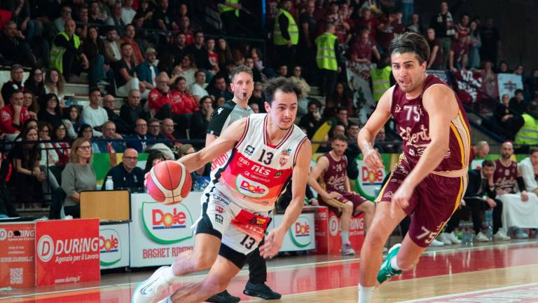 Pierpaolo Marini prova a sfuggire a Niccolò Filoni nel match di regular season al Flaminio vinto da Livorno 77-109 (foto Morosetti)