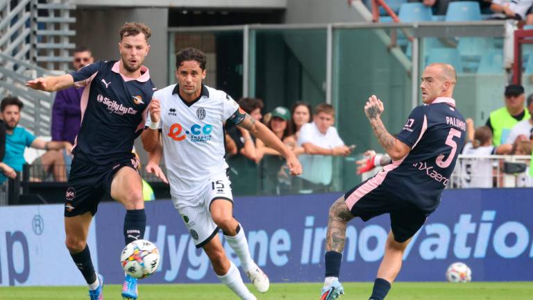 Ciofi tra Le Douaron e Palumbo all’andata (Zanotti)