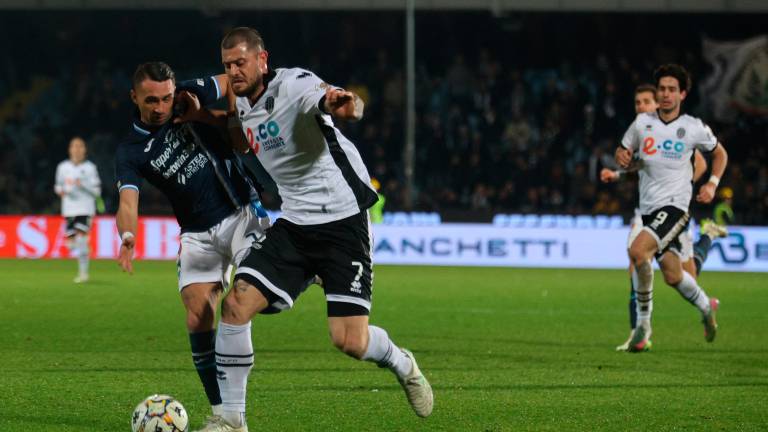 Alberto Cerri contro Gaetano Letizia: il nuovo centravanti cercherà di raggiungere al più presto la migliore condizione per affiancare Cristian Shpendi