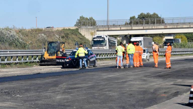 Ravenna, investito da un macchinario durante i lavori di asfaltatura: operaio di una ditta riminese in gravi condizioni