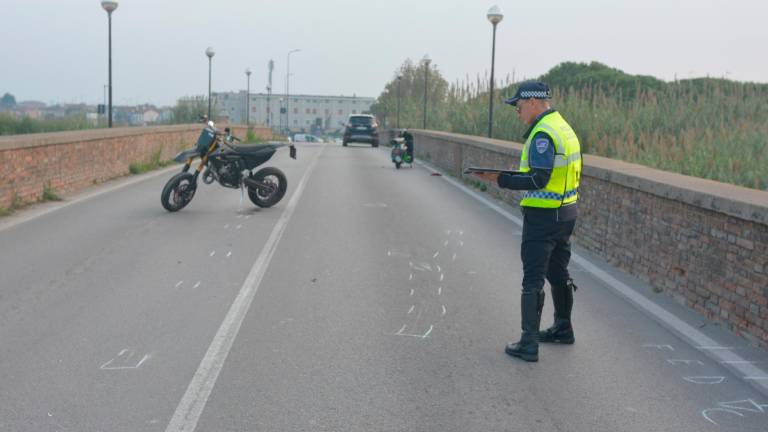 Ravenna, incidente sul ponte di via Romea sud: due minorenni all’ospedale
