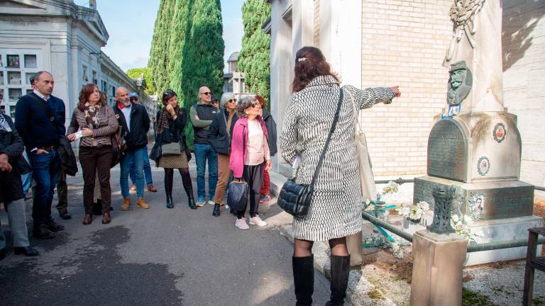 In tour al cimitero monumentale: a Rimini le visite guidate per il weekend di Ognissanti sulle tombe di Fellini e degli altri personaggi famosi