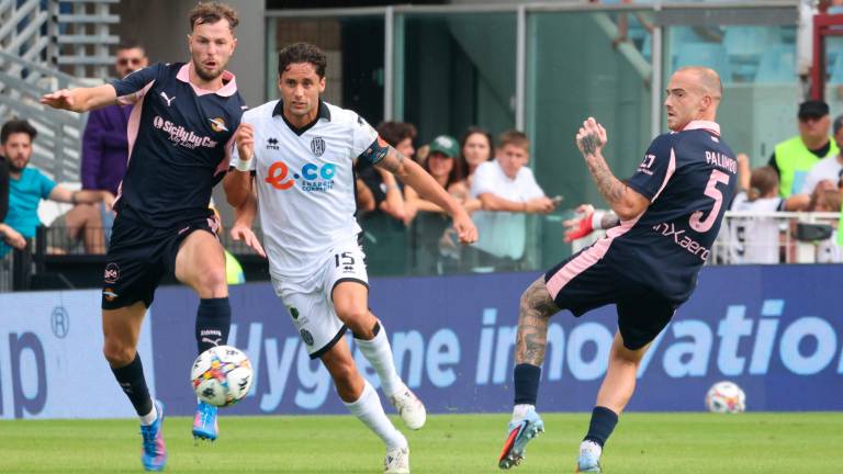 Il capitano del Cesena, Andrea Ciofi, tra Jérémy Le Douaron e Antonio Palumbo del Palermo: saranno avversari anche nel prossimo campionato di Serie B