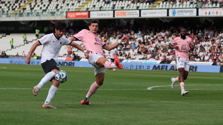 Cristian Shpendi al tiro nel match vinto dal Cesena sul Palermo