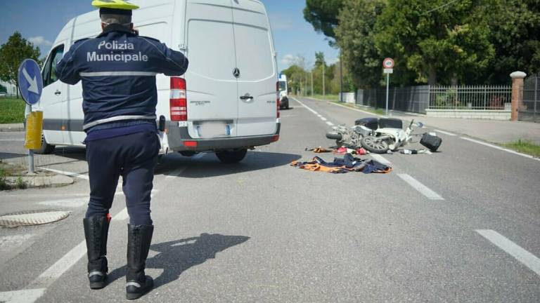 Ravenna, incidente tra uno scooter e un furgone. Ferito 51enne