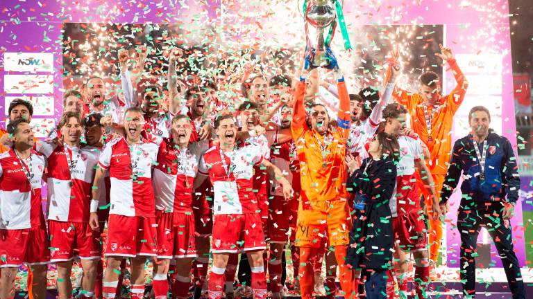 L’8 aprile 2025 Simone Colombi alza in cielo la coppa Italia di C (foto Morosetti)