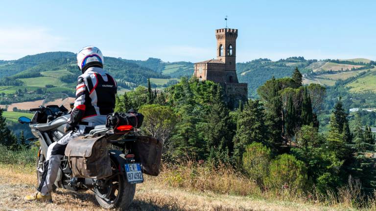 Un itinerario di 700 km tra borghi e foreste dell’Appennino romagnolo in sella a una Zero Motorcycle SR/S: silenzio, adrenalina e sostenibilità in un tour a emissioni zero