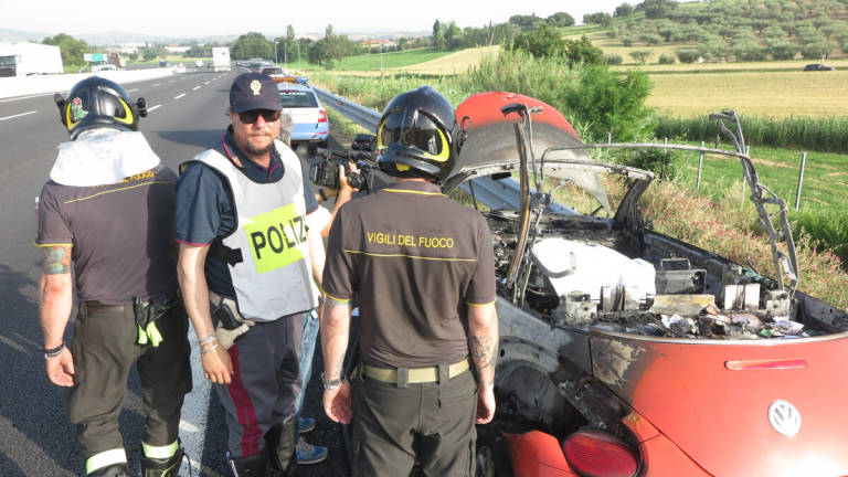 Auto a fuoco in autostrada a Misano: conducente muore carbonizzato