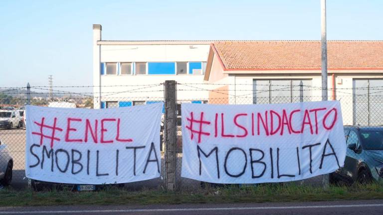 Striscioni di protesta alla centrale Enel di Ponte Pietra
