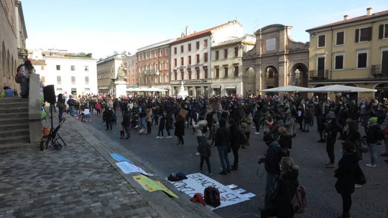 Una folla di mamme in piazza a Rimini contro le scuole chiuse Video
