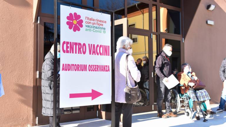 Vaccini Covid. In Romagna stop ai non prenotati da lunedì, arriva l'sms