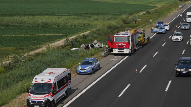 Cesena: auto fuori strada sull'A14, muore una donna, grave un uomo