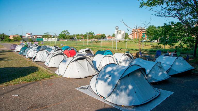 Rimini, sale la febbre per Vasco Rossi: fuori dallo stadio ci sono già i fan in tenda