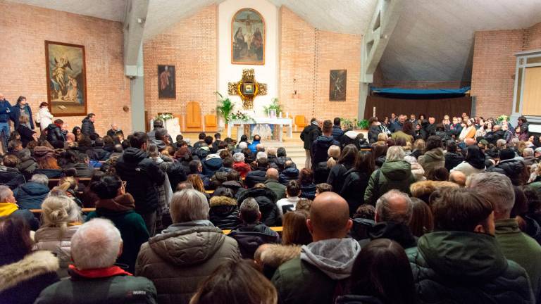 Chiesa gremita ieri sera a Sant’Ermete per il rosario in ricordo di Martina Gnoli