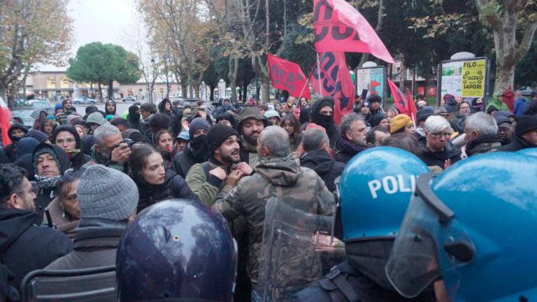 Tra slogan nazionalisti e controcori, la città blindata per il corteo Remigrazione