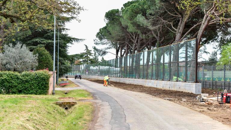 La barriera antirumore attualmente presente a monte in via Dei Colli