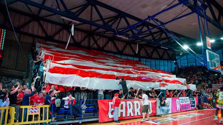 I tifosi riminesi in gara-4 contro la Vuelle Pesaro: oggi saranno 350 nelle Marche in una partita senza domani
