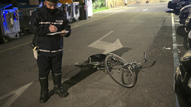 Ravenna, ciclista ubriaco crolla in bici in piazza Kennedy