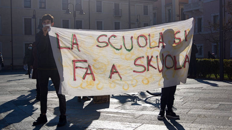Ravenna, scuole chiuse per il Giro d'Italia. Diffida dei genitori anti dad per riaprirle