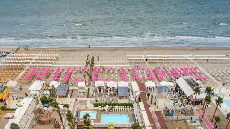 Riccione accoglie il Giro d'Italia con una scritta con 150 ombrelloni rosa