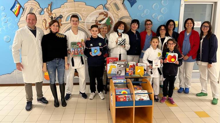 Combattenti dal cuore d'oro: il Fight Club Ravenna dona libri alla Pediatria di Comunità