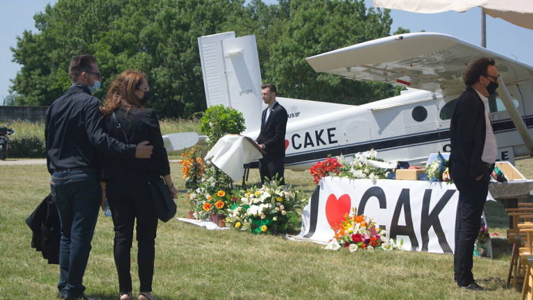 Incidente aereo a Ravenna, l'addio a Valerio Antonucci nel suo aeroporto