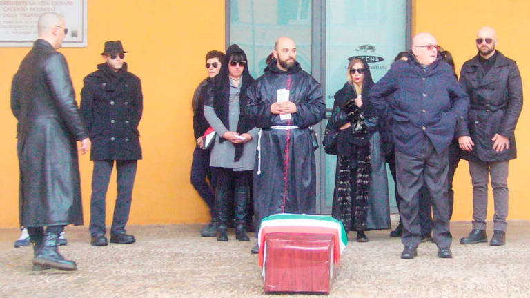 Funerale organizzato da Forza Nuova durante unione civile a Cesena