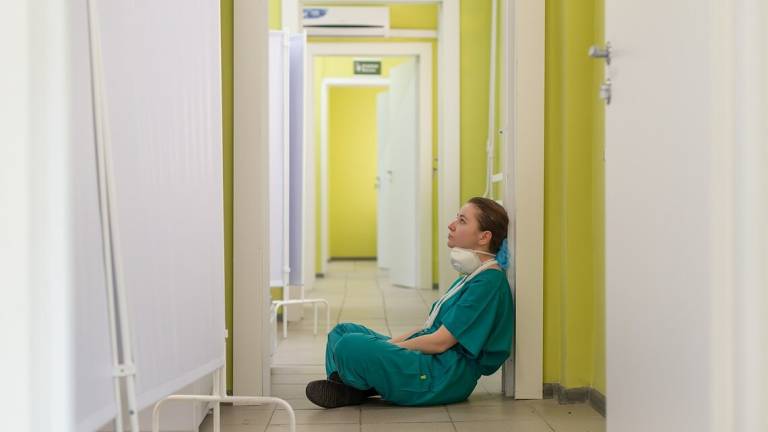 Covid, infermieri minacciati di morte dai no vax