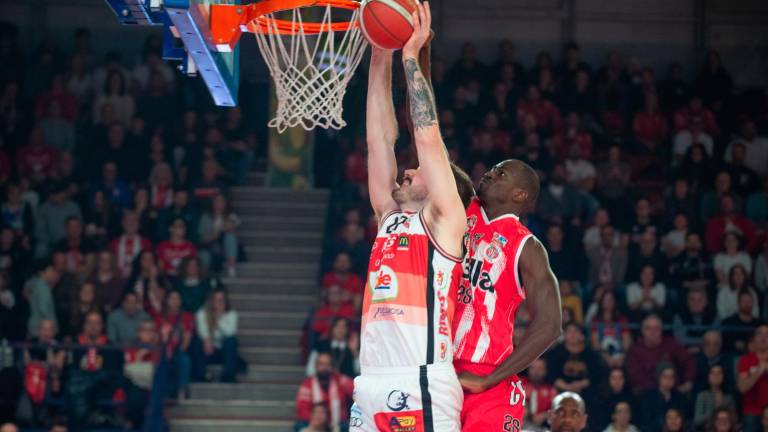 Alessandro Simioni a canestro contro Fall nella vittoriosa cavalcata di Dole con Cento foto tommaso morosetti