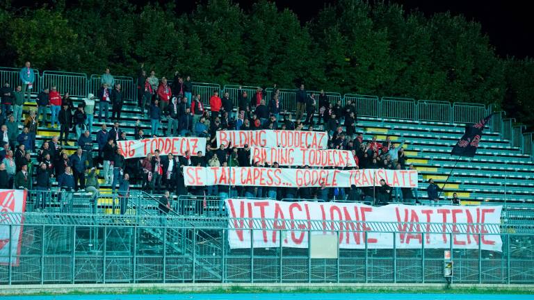 Lo striscione di protesta della Curva Est - foto Tommaso Morosetti