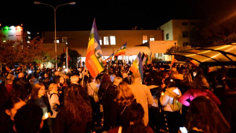 La Romagna per Gaza: in 3mila a Ravenna al flash mob del personale sanitario con torce e lampade