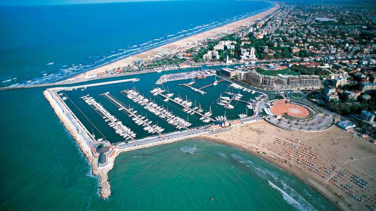 Il mare di Rimini festeggia la Bandiera Blu dopo 15 anni: “Ce la siamo meritata”