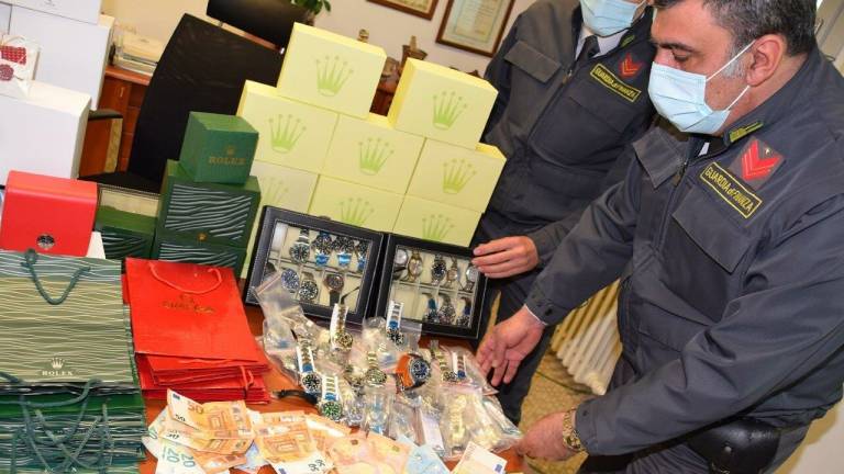 Faenza, vendesi orologi Rolex e Omega perfetti a 43 euro: maxi-sequestro e tre denunce